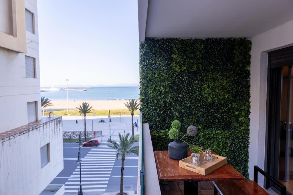 Unique Waterfront 2 Bedroom & Terrace - Downtown Marina *